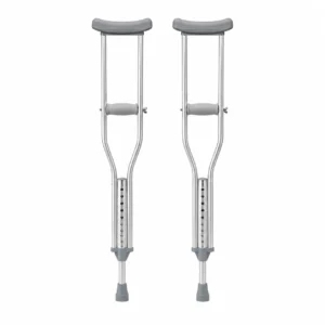 Muletas de aluminio ajustables para apoyo al caminar y rehabilitación de personas con movilidad reducida.